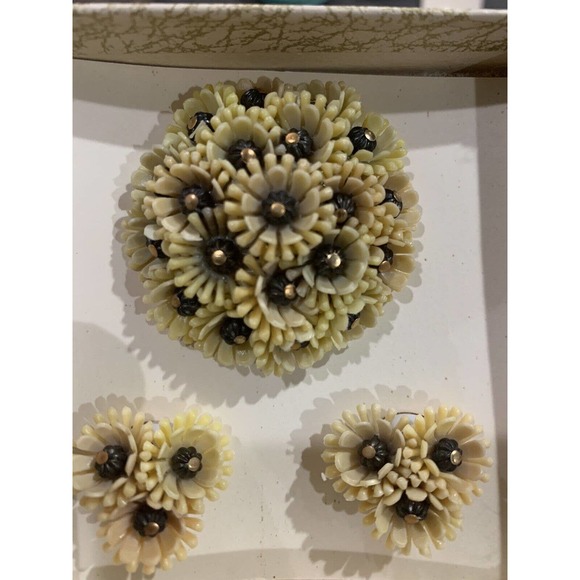 Vintage Beige Plastic Flower Cluster Jewelry Set. Brooch & Clip On Earrings - Picture 2 of 3